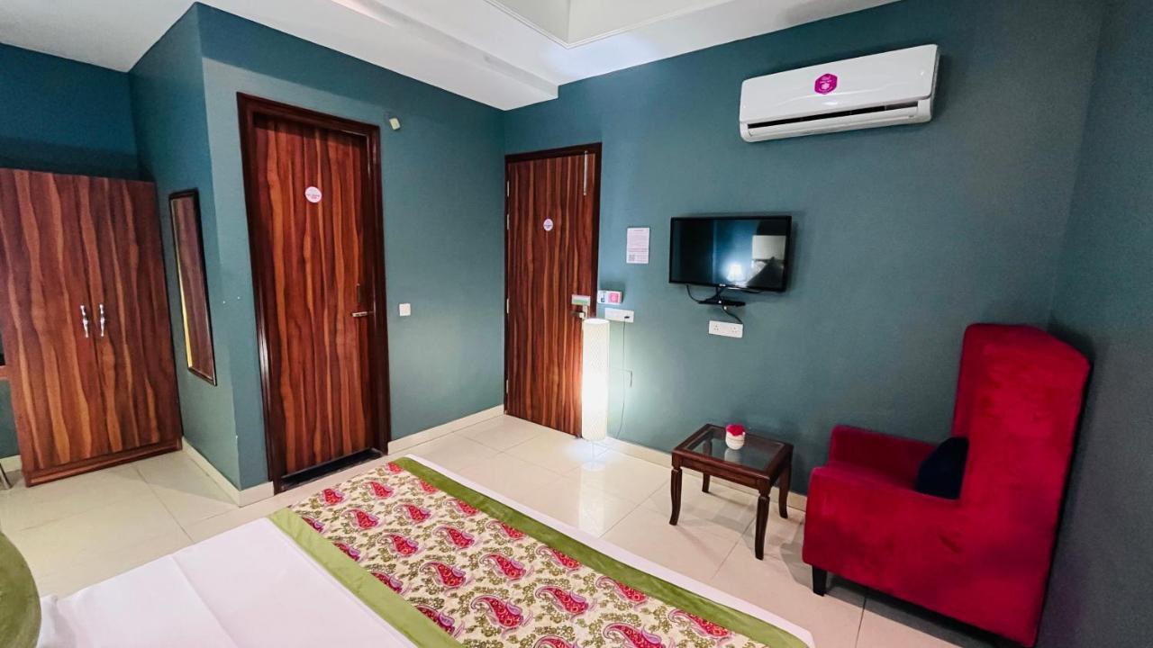 Qotel Hotel Church House Rohini Sector 15 Delhi  Exteriör bild