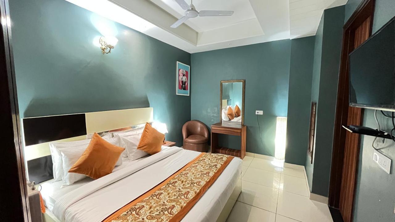 Qotel Hotel Church House Rohini Sector 15 Delhi  Exteriör bild