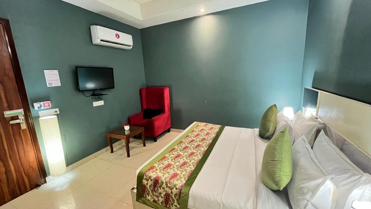 Qotel Hotel Church House Rohini Sector 15 Delhi  Exteriör bild